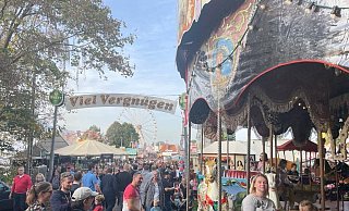 Das historische Kinderkarussell begeisterte an bewährter Stelle am Eingang zum Vergnügungsmarkt nicht nur die ganz Kleinen. - Sandra Spieker Das historische Kinderkarussell begeisterte an bewährter Stelle am Eingang zum Vergnügungsmarkt nicht nur die ganz Kleinen. - Sandra Spieker