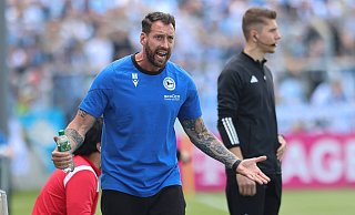 Arminia-Trainer Mitch Kniat war in München an der Seitenlinie gewohnt emotional. Der 38-Jährige sah eine gute Vorstellung seiner Mannschaft. - IMAGO/Lackovic Arminia-Trainer Mitch Kniat war in München an der Seitenlinie gewohnt emotional. Der 38-Jährige sah eine gute Vorstellung seiner Mannschaft. - IMAGO/Lackovic