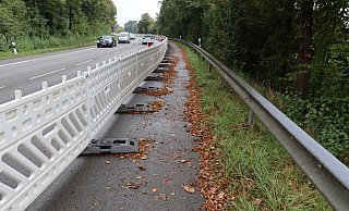 An der Levisonstraße wird die Umleitung sehr schmal. Dazu kommen noch die in den Weg ragenden Füße der Baken und das nasse Laub. - Meiko Haselhorst An der Levisonstraße wird die Umleitung sehr schmal. Dazu kommen noch die in den Weg ragenden Füße der Baken und das nasse Laub. - Meiko Haselhorst