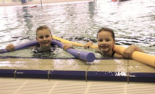 Malu und Lina sind zwei der ganz jungen Sportlerinnen des VfL und schwimmen mit Begeisterung im Vördener Freizeithallenbad. - Madita Schellenberg Malu und Lina sind zwei der ganz jungen Sportlerinnen des VfL und schwimmen mit Begeisterung im Vördener Freizeithallenbad. - Madita Schellenberg