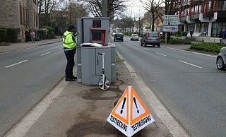 Der mobile Blitzer befindet sich auf dem Grünstreifen der Straße "Auf der Freiheit" und kann in beide Richtungen blitzen. Beamte des Ordnungsamtes nehmen ihn hier gerade in Betrieb und führen erste Testmessungen durch. - Claus Frickemeier Der mobile Blitzer befindet sich auf dem Grünstreifen der Straße "Auf der Freiheit" und kann in beide Richtungen blitzen. Beamte des Ordnungsamtes nehmen ihn hier gerade in Betrieb und führen erste Testmessungen durch. - Claus Frickemeier