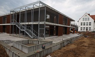 Schmuck wird er schon, der Neubau der Grundschule Eidinghausen. Bis er aber unterrichtsreif ist, ist noch einiges zu tun. Rechts im Hintergrund der noch erhaltene Teil des Altbaus, der später abgerissen werden soll. - Jörg Stuke Schmuck wird er schon, der Neubau der Grundschule Eidinghausen. Bis er aber unterrichtsreif ist, ist noch einiges zu tun. Rechts im Hintergrund der noch erhaltene Teil des Altbaus, der später abgerissen werden soll. - Jörg Stuke