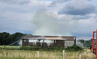 Die Freiwillige Feuerwehr Höxter unterstützt bei einem Scheunenbrand jenseits der Weser. - Feuerwehr Höxter Die Freiwillige Feuerwehr Höxter unterstützt bei einem Scheunenbrand jenseits der Weser. - Feuerwehr Höxter