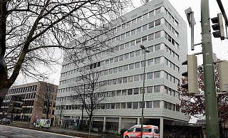 Das Gebäude der Polizeiwache Ost am Kesselbrink ist in die Jahre gekommen. Nun ist klar: Es steckt Asbest drin. - Wolfgang Rudolf Das Gebäude der Polizeiwache Ost am Kesselbrink ist in die Jahre gekommen. Nun ist klar: Es steckt Asbest drin. - Wolfgang Rudolf