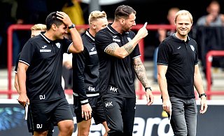 Verls Sportlicher Leiter Sebastian Lange (r.) ahnte schon länger, was jetzt bekannt ist: Seinen Trainer Mitch Kniat (2. v. r.) zieht es zu einem größeren Klub. Er wird künftig Arminia Bielefeld coachen. - IMAGO/pmk Verls Sportlicher Leiter Sebastian Lange (r.) ahnte schon länger, was jetzt bekannt ist: Seinen Trainer Mitch Kniat (2. v. r.) zieht es zu einem größeren Klub. Er wird künftig Arminia Bielefeld coachen. - IMAGO/pmk
