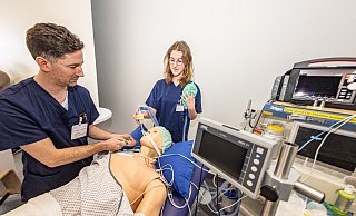 Intubation nach Narkose-Schock: Wie hier Jasmina Gabriel unter Anleitung von Oberarzt Jan Siemoneit sollen Medizinstudenten am Klinikum Mitte zukünftig an lebensgroßen, programmierbaren Modellen trainieren. - Mike-Dennis Mller / www.mdm.photo Intubation nach Narkose-Schock: Wie hier Jasmina Gabriel unter Anleitung von Oberarzt Jan Siemoneit sollen Medizinstudenten am Klinikum Mitte zukünftig an lebensgroßen, programmierbaren Modellen trainieren. - Mike-Dennis Mller / www.mdm.photo