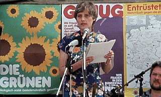 In den Anfangsjahren war Petra Kelly das Gesicht der Grünen (hier bei einer Veranstaltung 1982). Inzwischen ist die Partei längst nicht mehr die, die sie einmal war. - SWR – Das Erste/dpa In den Anfangsjahren war Petra Kelly das Gesicht der Grünen (hier bei einer Veranstaltung 1982). Inzwischen ist die Partei längst nicht mehr die, die sie einmal war. - SWR – Das Erste/dpa
