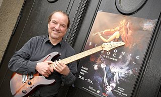 Großer Aufschlag zum Abschied: Johannes Strzyzewski (65) verlässt die MuKu. - Peter Unger Großer Aufschlag zum Abschied: Johannes Strzyzewski (65) verlässt die MuKu. - Peter Unger