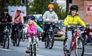 Mehrere hundert Kinder demonstrieren bei einem Fahrradkorso durch die Bielefelder Innenstadt für sicherere Wege zur Schule und in der Freizeit. - Sarah Jonek / Jonek Fotografie Mehrere hundert Kinder demonstrieren bei einem Fahrradkorso durch die Bielefelder Innenstadt für sicherere Wege zur Schule und in der Freizeit. - Sarah Jonek / Jonek Fotografie