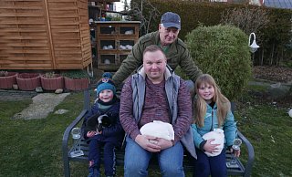 Sascha Hesse (vorne, M.) und seine Tochter Marie (r.) haben mit ihren Siegerkaninchen gleich zwei Landestitel in den Kreis Paderborn geholt. Darüber freut sich besonders auch Gerhard Hesse (hinten), denn Rassekaninchen gehören in der vierten Generation zur Familie Hesse. Und mit dem vierjährigen Jonas (vorne links) sitzt schon der nächste Hesse in den Startlöchern. - Günther Uhrmeister Sascha Hesse (vorne, M.) und seine Tochter Marie (r.) haben mit ihren Siegerkaninchen gleich zwei Landestitel in den Kreis Paderborn geholt. Darüber freut sich besonders auch Gerhard Hesse (hinten), denn Rassekaninchen gehören in der vierten Generation zur Familie Hesse. Und mit dem vierjährigen Jonas (vorne links) sitzt schon der nächste Hesse in den Startlöchern. - Günther Uhrmeister