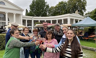 Die Winzerinnen und Winzer stoßen auf ein erfolgreiches Weinfest im Kurpark an. - Nicole Sielermann Die Winzerinnen und Winzer stoßen auf ein erfolgreiches Weinfest im Kurpark an. - Nicole Sielermann