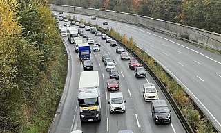Ein Unfall auf der A2 bei Bielefeld hat am Montagmorgen für lange Sperrungen gesorgt – und wirft viele Fragen auf. - Paul Brinkmann (Symbolbild) Ein Unfall auf der A2 bei Bielefeld hat am Montagmorgen für lange Sperrungen gesorgt – und wirft viele Fragen auf. - Paul Brinkmann (Symbolbild)
