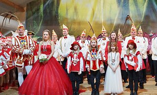 Endlich wieder Kinderkarneval: Auf dem großen Krönungsball für die kleinsten Jecken wurden Prinz Felix I. und Prinzessin Zoé I., mit ihren Paginnen Leonie Kraft und Fiona Siegert und dem Prinzenpaar der KG Rot-Weiße Garde Bernhard I. und Katharina I., offiziell proklamiert. - Silke Riethmüller Endlich wieder Kinderkarneval: Auf dem großen Krönungsball für die kleinsten Jecken wurden Prinz Felix I. und Prinzessin Zoé I., mit ihren Paginnen Leonie Kraft und Fiona Siegert und dem Prinzenpaar der KG Rot-Weiße Garde Bernhard I. und Katharina I., offiziell proklamiert. - Silke Riethmüller