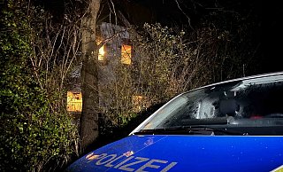 Noch in der Nacht durchkämmte die Polizei das gesamte Gebiet rund um das allein stehende Haus von Helmut Z.. - Charlotte Mahncke Noch in der Nacht durchkämmte die Polizei das gesamte Gebiet rund um das allein stehende Haus von Helmut Z.. - Charlotte Mahncke