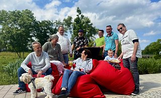 Das Organisationsteam bestehend aus Dirk Hinke (v. l.), Maren Werner, Peter Steinhardt, Thorsten Wessel, Andre Koch, Nico Sielermann, Bernd Ritter, Kirsten Beul (vorne), Nico Sielermann und Hund Hilde läuten an der Werre gemeinsam den Feierabend ein. - Danielle Dörsing Das Organisationsteam bestehend aus Dirk Hinke (v. l.), Maren Werner, Peter Steinhardt, Thorsten Wessel, Andre Koch, Nico Sielermann, Bernd Ritter, Kirsten Beul (vorne), Nico Sielermann und Hund Hilde läuten an der Werre gemeinsam den Feierabend ein. - Danielle Dörsing