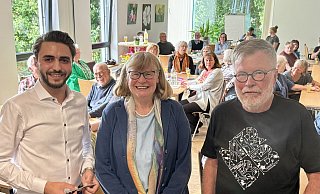 Samir Al Najjar (v.l.), Anne Beckmann und Karl Hankel bilden den Vorstand des Vereins Asyl Spenge und begrüßten die Gäste im Bürgerzentrum. - Britta Bohnenkamp-Schmidt Samir Al Najjar (v.l.), Anne Beckmann und Karl Hankel bilden den Vorstand des Vereins Asyl Spenge und begrüßten die Gäste im Bürgerzentrum. - Britta Bohnenkamp-Schmidt