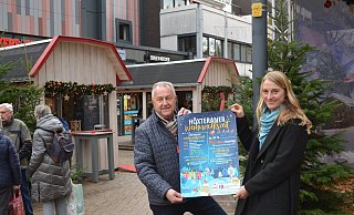 Jürgen Knabe und Katharina Vötter freuen sich auf den Höxteraner Weihnachtsmarkt, der vier Wochen lang weihnachtliche Atmosphäre, Live-Musik und ein buntes Rahmenprogramm für die ganze Familie bietet. - Nicole Fischer Jürgen Knabe und Katharina Vötter freuen sich auf den Höxteraner Weihnachtsmarkt, der vier Wochen lang weihnachtliche Atmosphäre, Live-Musik und ein buntes Rahmenprogramm für die ganze Familie bietet. - Nicole Fischer