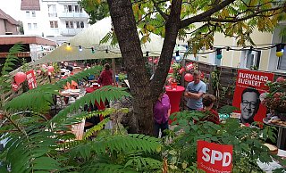 Gute Stimmung herrscht am Sonntagabend bei der Wahlparty der SPD im "Alles ist gut". - Birger Berbüsse Gute Stimmung herrscht am Sonntagabend bei der Wahlparty der SPD im "Alles ist gut". - Birger Berbüsse