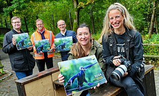 Sarah Jonek (v.r.) und Yvonne Liebold präsentieren den neuen Kalender. Im Hintergrund: Benjamin Ibler (v.l.), Matthias Seipel (Umweltbetrieb) und Martin Uekmann (Stadtwerke). - Barbara Franke Sarah Jonek (v.r.) und Yvonne Liebold präsentieren den neuen Kalender. Im Hintergrund: Benjamin Ibler (v.l.), Matthias Seipel (Umweltbetrieb) und Martin Uekmann (Stadtwerke). - Barbara Franke