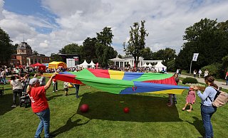 Buntes Spielvergnügen im Kurpark. - Nicole Sielermann Buntes Spielvergnügen im Kurpark. - Nicole Sielermann