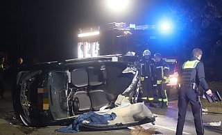 Beim Toyota trennte die Feuerwehr das Dach ab, um den Fahrer zu befreien. - Charlotte Mahncke Beim Toyota trennte die Feuerwehr das Dach ab, um den Fahrer zu befreien. - Charlotte Mahncke