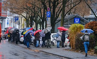 Vor dem Impfzelt auf dem Siegfriedplatz haben sich am Dienstag lange Schlangen gebildet. - Foto: Andreas Zobe/NW Vor dem Impfzelt auf dem Siegfriedplatz haben sich am Dienstag lange Schlangen gebildet. - Foto: Andreas Zobe/NW