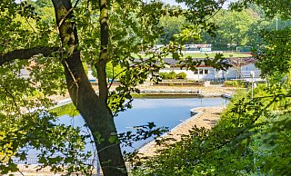 Der Zeitplan ist eng. Das Freibad ist schon länger nicht mehr in Betrieb. Stattdessen soll 2025 ein Kombibad eröffnen. - Mike-Dennis Müller / www.mdm.photo Der Zeitplan ist eng. Das Freibad ist schon länger nicht mehr in Betrieb. Stattdessen soll 2025 ein Kombibad eröffnen. - Mike-Dennis Müller / www.mdm.photo