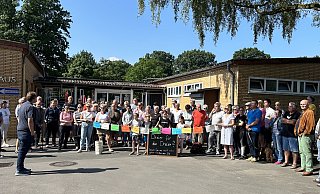 Mit Plakaten zeigten die 70 Demonstranten ihren Unmut über die verkürzten Öffnungszeiten des Waldbades in Schloß Neuhaus. - Initiative Pro Waldbad Mit Plakaten zeigten die 70 Demonstranten ihren Unmut über die verkürzten Öffnungszeiten des Waldbades in Schloß Neuhaus. - Initiative Pro Waldbad
