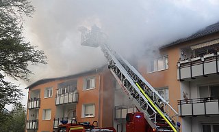 Dicke Rauchschwaden steigen über dem Mehrfamilienhaus an der Küsterwiese auf. - Charlotte Mahncke Dicke Rauchschwaden steigen über dem Mehrfamilienhaus an der Küsterwiese auf. - Charlotte Mahncke