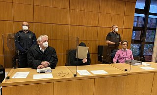 Prozessauftakt: Der Angeklagte verbirgt sich hinter einem Stück Pappe. - Jürgen Mahncke Prozessauftakt: Der Angeklagte verbirgt sich hinter einem Stück Pappe. - Jürgen Mahncke