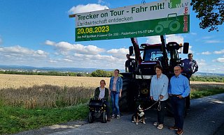 Stehen schon bereit: Maria Henkemeier (Ortslandwirtin in Delbrück-Boke, v.l.), Larissa Tillmann (Sozialrechtsberaterin beim Landwirtschaftlichen Kreisverband), Eduard Gockel (Stellvertretender Vorsitzender des Kreisverbandes), Hund Luna, Irmgard Gockel (Kinderärztin und Gastgeberin), Hubertus Beringmeier (Kreisverbandsvorsitzender) und Landwirt Johannes Jakobs. - Moritz Trinsch Stehen schon bereit: Maria Henkemeier (Ortslandwirtin in Delbrück-Boke, v.l.), Larissa Tillmann (Sozialrechtsberaterin beim Landwirtschaftlichen Kreisverband), Eduard Gockel (Stellvertretender Vorsitzender des Kreisverbandes), Hund Luna, Irmgard Gockel (Kinderärztin und Gastgeberin), Hubertus Beringmeier (Kreisverbandsvorsitzender) und Landwirt Johannes Jakobs. - Moritz Trinsch