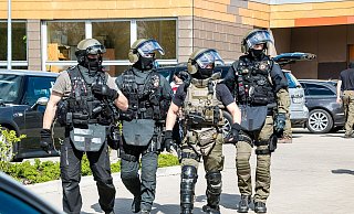 Das SEK ist besonders für Festnahmen bewaffneter oder gewalttätiger Personen trainiert und gegen Angriffe geschützt. - Archivfoto: Christian Mathiesen Das SEK ist besonders für Festnahmen bewaffneter oder gewalttätiger Personen trainiert und gegen Angriffe geschützt. - Archivfoto: Christian Mathiesen