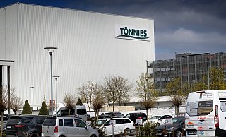 Die Schlachtfabrik Tönnies in Rheda-Wiedenbrück steht immer wieder in der Kritik mit Blick auf Arbeitsbedingungen und Unterbringung der Beschäftigten. - Andreas Frücht Die Schlachtfabrik Tönnies in Rheda-Wiedenbrück steht immer wieder in der Kritik mit Blick auf Arbeitsbedingungen und Unterbringung der Beschäftigten. - Andreas Frücht
