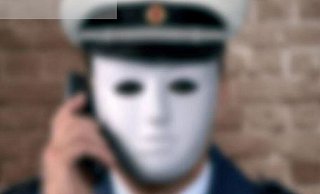 Über mehrere Tage hatten die falschen Polizisten die Paderbornerin angerufen und ihr Instruktionen gegeben. - Polizei Höxter Über mehrere Tage hatten die falschen Polizisten die Paderbornerin angerufen und ihr Instruktionen gegeben. - Polizei Höxter