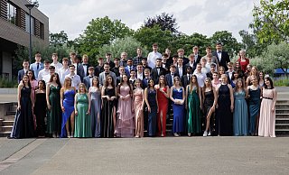 Lange Roben, weiße Hemden: Die Absolventinnen und Absolventen der Geschwister-Scholl-Realschule beim Abschlussfoto. - Petra Butenholz Lange Roben, weiße Hemden: Die Absolventinnen und Absolventen der Geschwister-Scholl-Realschule beim Abschlussfoto. - Petra Butenholz
