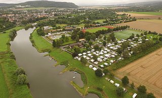Direkt an der Weser liegt der Campingplatz. Wie sollen die Besucher und Gäste über den Fluss kommen, wenn die Brücke (Hintergrund) lange gesperrt ist? - Jens Reddeker Direkt an der Weser liegt der Campingplatz. Wie sollen die Besucher und Gäste über den Fluss kommen, wenn die Brücke (Hintergrund) lange gesperrt ist? - Jens Reddeker