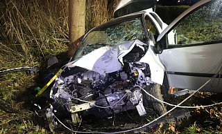 Der verunfallte Pkw, nachdem der Unfallverursacher aus dem Fahrzeug geborgen wurde. - Polizei Höxter Der verunfallte Pkw, nachdem der Unfallverursacher aus dem Fahrzeug geborgen wurde. - Polizei Höxter