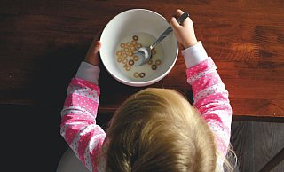 Wenn eine Alleinerziehende im Schichtdienst arbeitet, wird die Kinderbetreuung schnell zum Problem. In Paderborn gibt es ein Projekt, das Alleinerziehende in den Randzeiten unterstützt. - Symbolfoto: Unsplash Wenn eine Alleinerziehende im Schichtdienst arbeitet, wird die Kinderbetreuung schnell zum Problem. In Paderborn gibt es ein Projekt, das Alleinerziehende in den Randzeiten unterstützt. - Symbolfoto: Unsplash