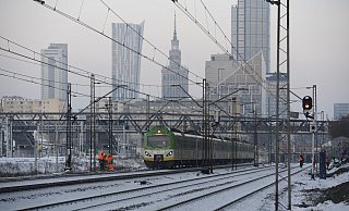 Ein Zug vor der Skyline von Warschau: Jugendliche sollen im kommenden Jahr vergünstigt zwischen Polen und Deutschland hin- und herreisen können. Foto: Aleksander Kalka/ZUMA Press Wire - picture alliance / ZUMAPRESS.com Ein Zug vor der Skyline von Warschau: Jugendliche sollen im kommenden Jahr vergünstigt zwischen Polen und Deutschland hin- und herreisen können. Foto: Aleksander Kalka/ZUMA Press Wire - picture alliance / ZUMAPRESS.com