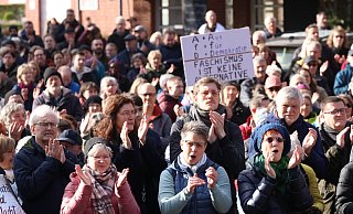 Mehr als 800 Teilnehmer nahmen an der Demo gegen Rechts in Enger teil. Der Barmeierplatz platzte aus allen Nähten, hier fanden die Kundgebungen statt. Musikalisch untermalt wurde die Veranstaltung von André Deininger, der für Jens Kosmiky eingesprungen ist. - Claus Frickemeier Mehr als 800 Teilnehmer nahmen an der Demo gegen Rechts in Enger teil. Der Barmeierplatz platzte aus allen Nähten, hier fanden die Kundgebungen statt. Musikalisch untermalt wurde die Veranstaltung von André Deininger, der für Jens Kosmiky eingesprungen ist. - Claus Frickemeier
