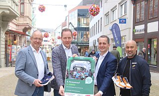 Thomas Pottmeier (Teamleiter Vertrieb AOK NordWest), Jens Klingemann (Geschäftsführer Mode- und Sporthaus Klingemann, Jörg Albers (Sparkasse Höxter) und Karsten Gonzaga (Abteilungsleiter Sport) präsentieren den achten Höxteraner Firmenlauf. - Burkhard Battran Thomas Pottmeier (Teamleiter Vertrieb AOK NordWest), Jens Klingemann (Geschäftsführer Mode- und Sporthaus Klingemann, Jörg Albers (Sparkasse Höxter) und Karsten Gonzaga (Abteilungsleiter Sport) präsentieren den achten Höxteraner Firmenlauf. - Burkhard Battran