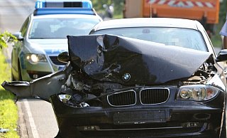 Der BMW war nach der Kollision schwer beschädigt. Die Fahrerin setzte ihre Fahrt dennoch fort. - Symbolfoto: Andreas Zobe Der BMW war nach der Kollision schwer beschädigt. Die Fahrerin setzte ihre Fahrt dennoch fort. - Symbolfoto: Andreas Zobe