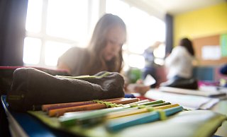 Es gäbe zwar auch immer noch einige sehr gute Schüler, aber das Mittelfeld sei weggebrochen, berichten Schulleiter der Bielefelder Gymnasien. Es sei im Unterricht erkennbar, welche Kinder unbegrenzt am Handy oder Tablet hängen. - Daniel Naupold Es gäbe zwar auch immer noch einige sehr gute Schüler, aber das Mittelfeld sei weggebrochen, berichten Schulleiter der Bielefelder Gymnasien. Es sei im Unterricht erkennbar, welche Kinder unbegrenzt am Handy oder Tablet hängen. - Daniel Naupold