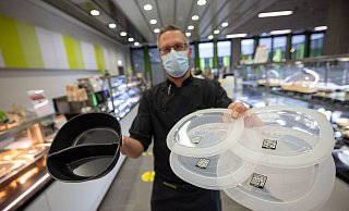 Küchenchef Christian Altenhöner präsentiert das neue Mehrweg-Geschirr zum Mitnehmen. - Oliver Krato Küchenchef Christian Altenhöner präsentiert das neue Mehrweg-Geschirr zum Mitnehmen. - Oliver Krato