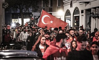 Türkei-Fans feiern nach dem EM-Spiel gegen Österreich in der Bielefelder Innenstadt. Der Jahnplatz wird von der Polizei erstmals dabei gesperrt. - NW Türkei-Fans feiern nach dem EM-Spiel gegen Österreich in der Bielefelder Innenstadt. Der Jahnplatz wird von der Polizei erstmals dabei gesperrt. - NW