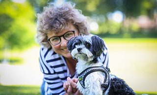 Dank Biewer-Yorkshire-Terrierer Jimmy traut sich Violetta Schymonek wieder raus. Und kann wieder lachen. - Sarah Jonek Dank Biewer-Yorkshire-Terrierer Jimmy traut sich Violetta Schymonek wieder raus. Und kann wieder lachen. - Sarah Jonek