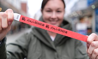 Das Bändchen als 2G-Nachweis erleichterte Kunden und Händlern das Weihnachtsshopping in Corona-Zeiten. - KARL-HENDRIK TITTEL Das Bändchen als 2G-Nachweis erleichterte Kunden und Händlern das Weihnachtsshopping in Corona-Zeiten. - KARL-HENDRIK TITTEL