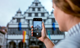 Die Digitalisierung soll für die Stadt Paderborn und ihre Bürgerinnen und Bürger Vorteile bringen. Gleichzeitig stellen sich ethische Fragen. - BESIM MAZHIQI Die Digitalisierung soll für die Stadt Paderborn und ihre Bürgerinnen und Bürger Vorteile bringen. Gleichzeitig stellen sich ethische Fragen. - BESIM MAZHIQI