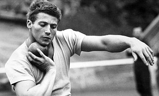 Kurt Bendlin 1967 beim Kugelstoß-Training. - Horst Ossinger Kurt Bendlin 1967 beim Kugelstoß-Training. - Horst Ossinger