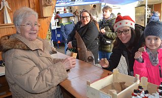 Die Holzarbeiten von Jürgen Natermann gingen am AWO-Stand weg wie warme Semmeln. Hier verkauft Waldtraud Meinecke kleine Elefanten an Tessa und ihre Mama. - Sibylle Kemna Die Holzarbeiten von Jürgen Natermann gingen am AWO-Stand weg wie warme Semmeln. Hier verkauft Waldtraud Meinecke kleine Elefanten an Tessa und ihre Mama. - Sibylle Kemna